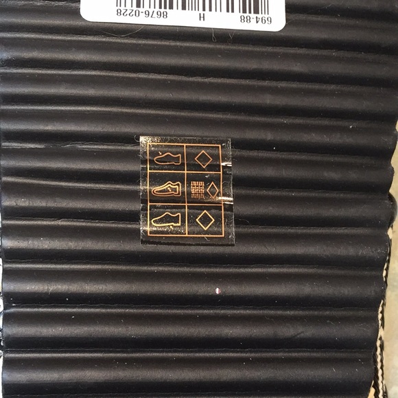 Material Girl black and white slides - Picture 5 of 6